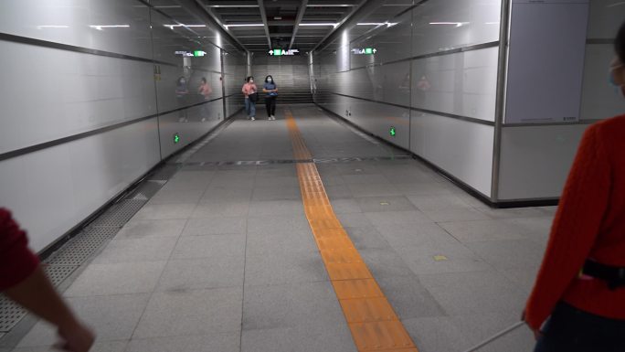 盲人 拐杖 过马路 无障碍通道 深圳地铁