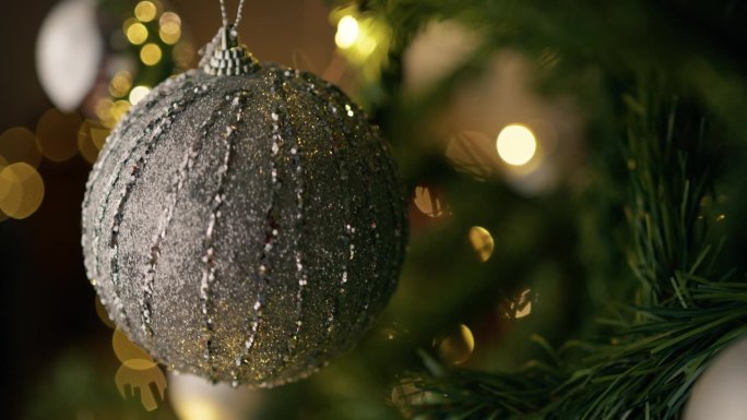 圣诞树上的银饰灯光