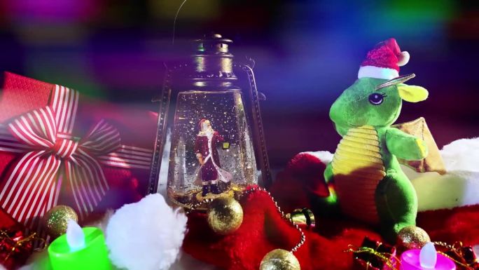 绿龙象征2024年新年，圣诞彩灯有圣诞老人配合装饰，背景闪闪发光。节日庆祝概念。