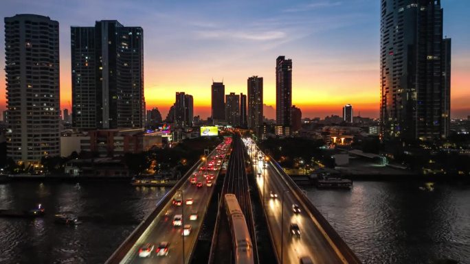 曼谷高速公路上交通信号灯的空中无人机日出场景