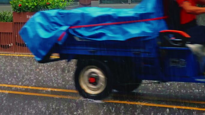 V1-0423城市雨天雨景街头忙碌奔波