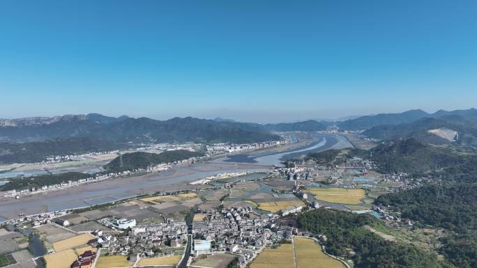 烟雨江南水墨山水画航拍乡村田野