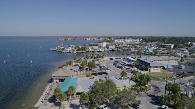 4K无人机视频(多莉拍摄)的海滩公园，酒店和码头在哈德逊海滩在墨西哥湾在佛罗里达州