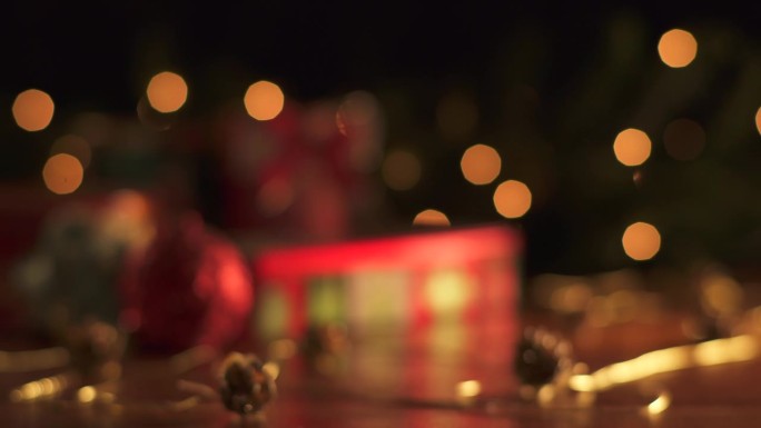 圣诞装饰用闪烁的灯光和各种道具。圣诞节视频。主题视频收藏。