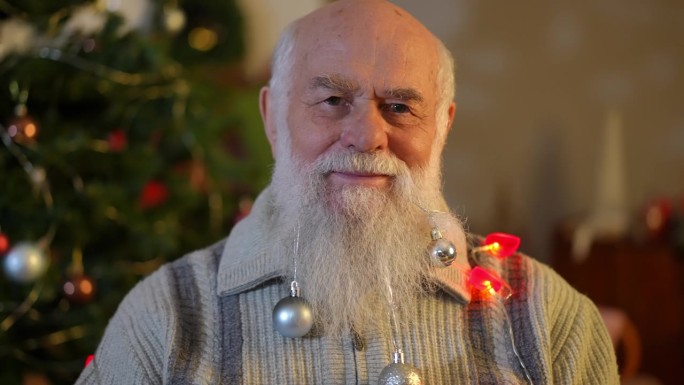 大胡子老头扮演圣诞树。