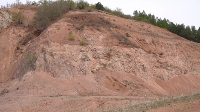 开采中的矿山采沙山坯土