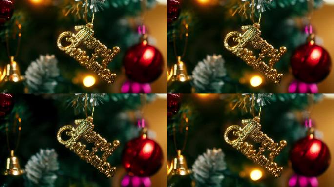圣诞快乐，新年快乐，圣诞树的背景与五颜六色的小球，铃铛和礼盒在温馨的客厅在家里，圣诞装饰，家庭内部与