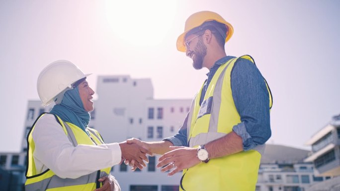 工程人员，城市握手和施工现场团队合作，物业成功或建筑协议。项目经理，建筑师或女士在户外交易时握手或感
