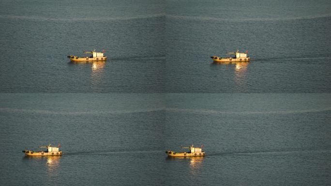 大海上航行的小渔船