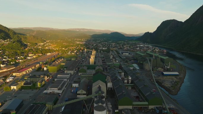 午夜时分，挪威的Mosjøen工业铝厂鸟瞰图