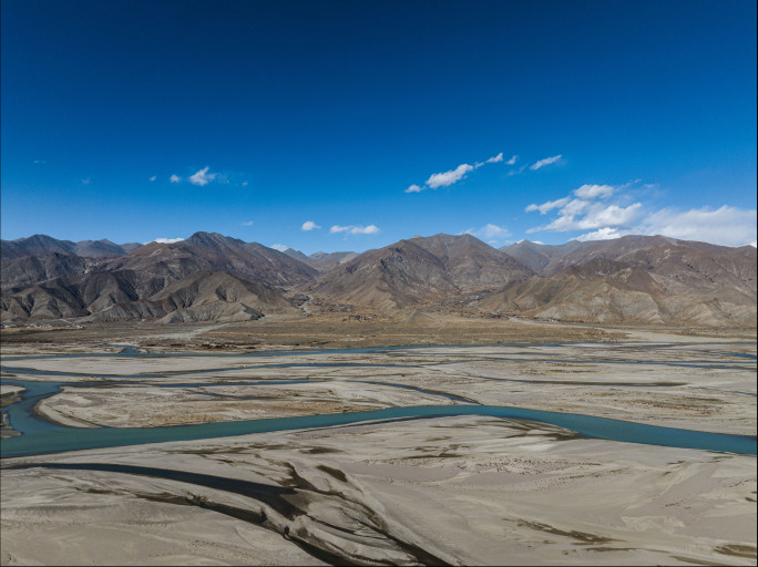 西藏冬天延时青藏高原西藏交通高速路建设