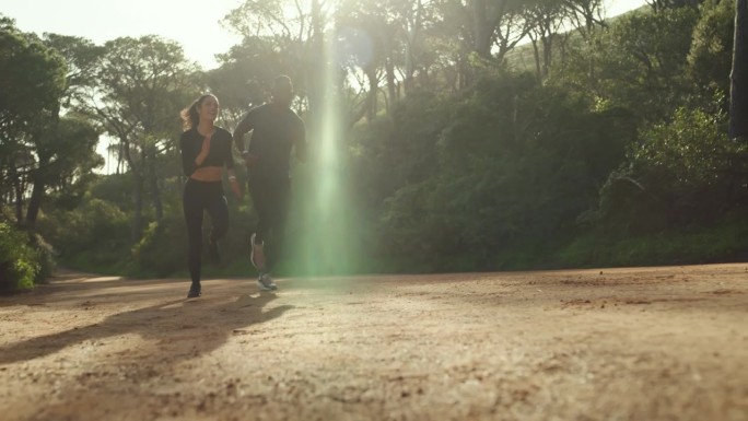 夫妻二人，在大自然中跑步健身，一起进行锻炼、训练或户外运动。男人和女人，运动员或跑步者在运动中跑步或