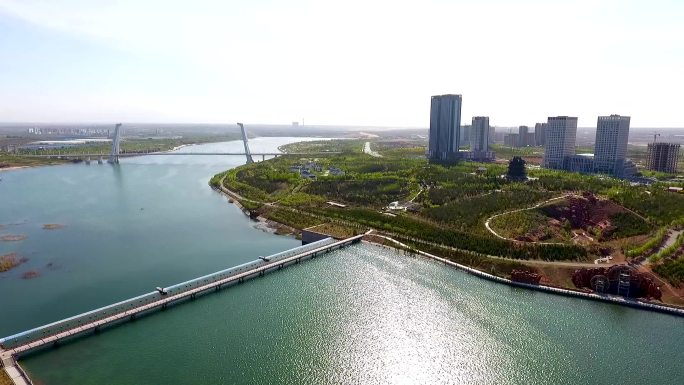 草原上的马在吃草 航拍 河流城市