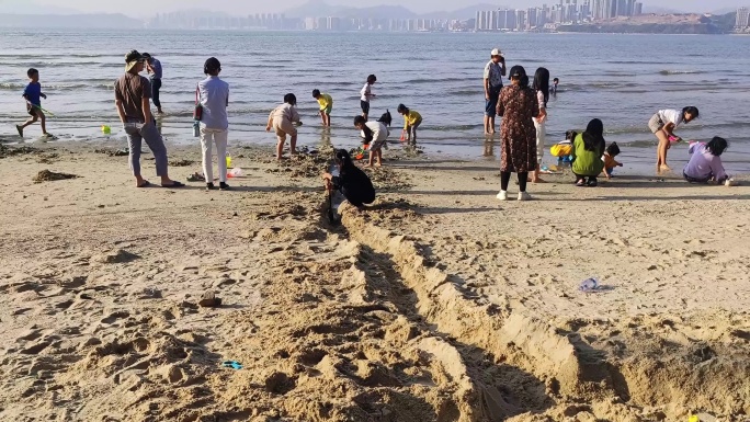 海边沙滩乘凉度假游客看海赶海休闲旅行玩水