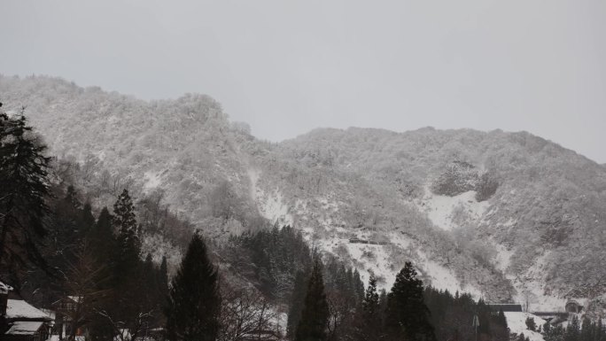 白雪覆盖的山脉在落雪后清晰可见