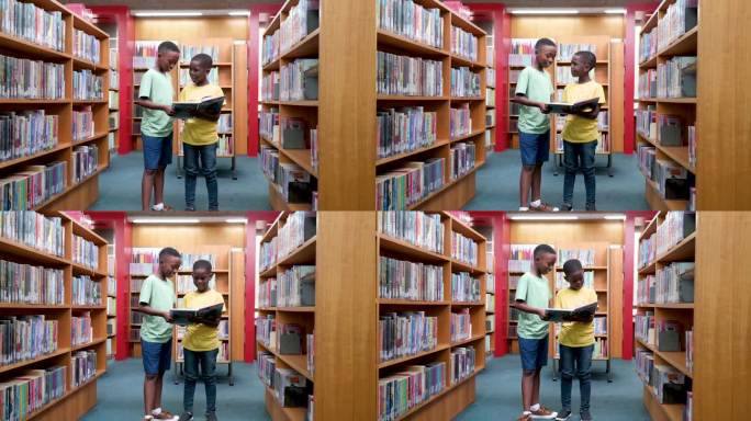 男孩们站在图书馆的书架旁一起看书