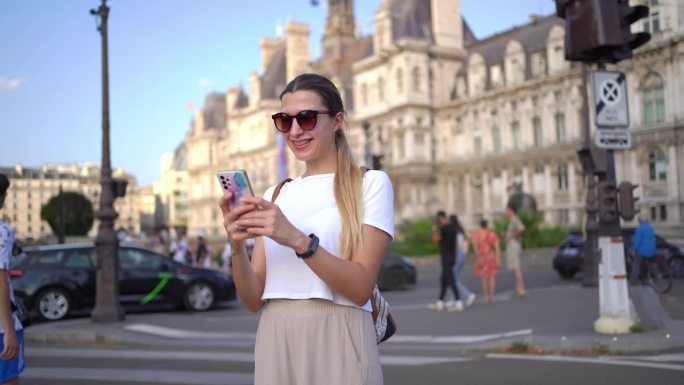 法国巴黎，一名妇女在使用电话