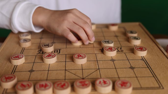中国象棋下棋吃子手部特写