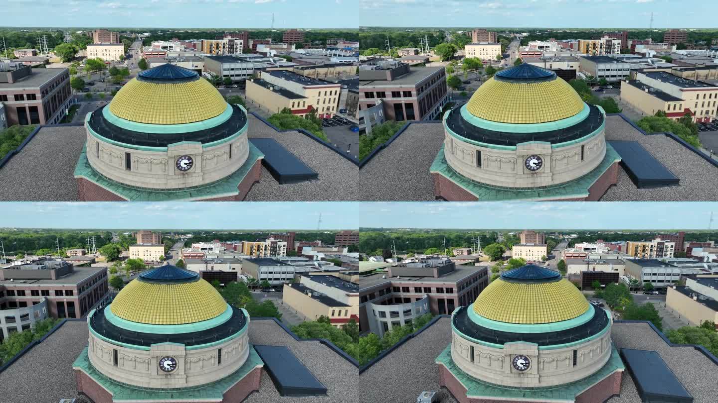 明尼苏达州圣克劳德斯特恩斯县法院的圆顶。夏日的空中轨道环绕着当地政府大楼。