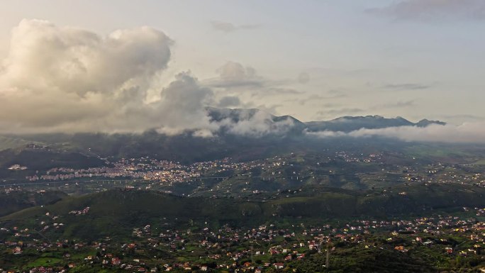 西西里岛的山脉和巴勒莫镇，鸟瞰图。云流