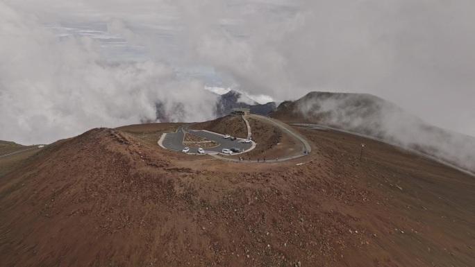 夏威夷毛伊岛航拍v28飞越哈雷阿卡拉的红山，捕捉到山顶上独特的红色火山渣和土壤，以及高海拔的云景——