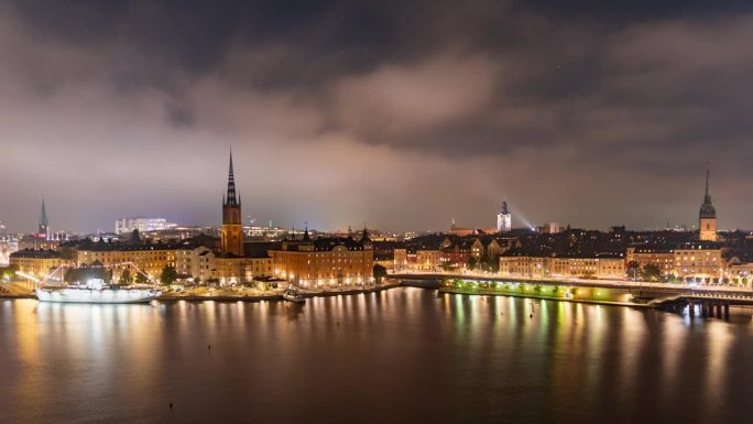 瑞典斯德哥尔摩:Stadsholmen区(Gamla Stan)和Riddarholmen区的夜景