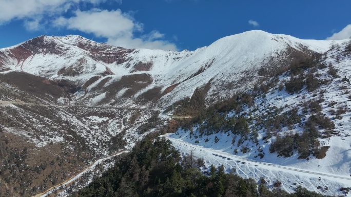 航拍雪后公路行车