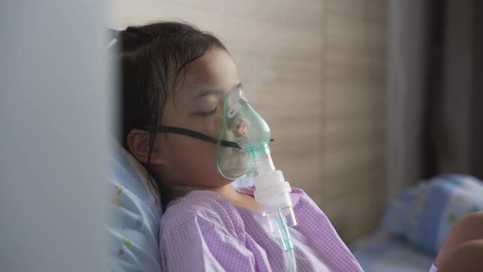 一个勇敢的亚洲小女孩正在用口罩呼吸。哮喘的治疗