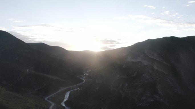 航拍风景西藏山川蜿蜒河流日出太阳风光自然