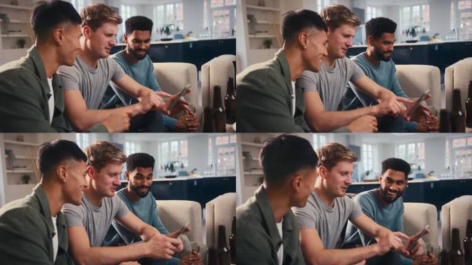 一群男性朋友坐在家里的沙发上一起看手机交友软件