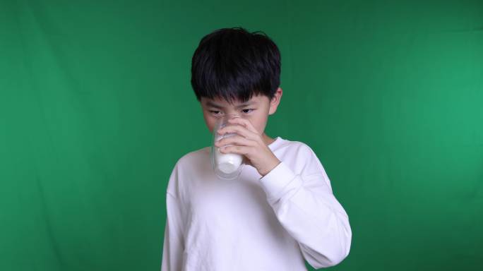 帅气的中国小男孩喝牛奶竖起大拇指点赞