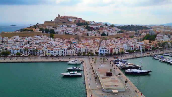 可爱的空中俯瞰飞行
海港长廊西班牙伊比沙镇。向下倾斜无人机
4k风景镜头