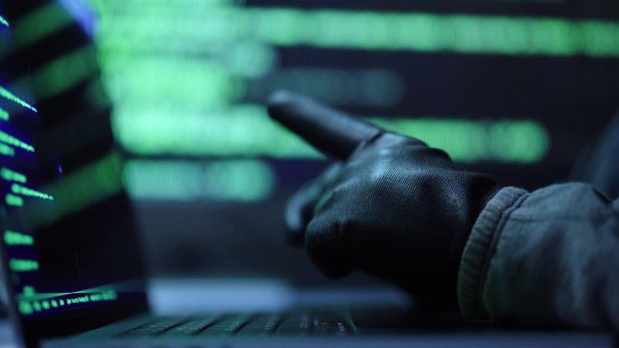 近距离黑客在电脑上打字，黑客侵入数据中心的机密数据。