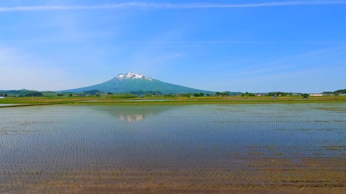 开车时可以看到磐城山和连绵的稻田