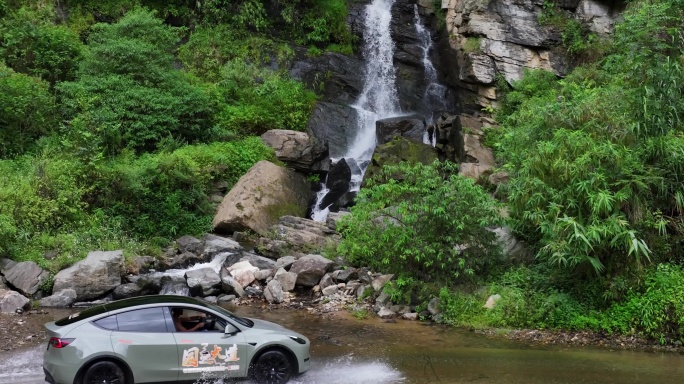 新能源车汽车驶过水路面瀑布