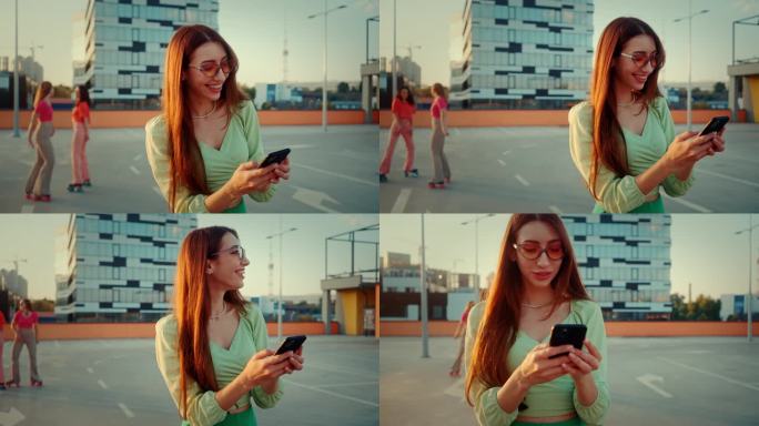 一名女子在户外与朋友滑冰时使用手机
