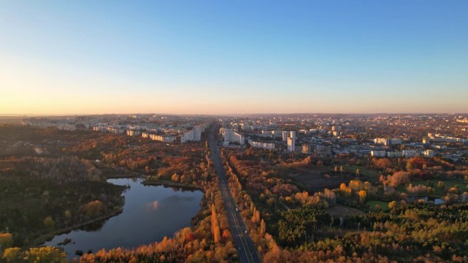 达契亚大道基希讷乌城门的全景空中无人机视图。摩尔多瓦共和国首都基希讷乌的道路，树木，公园，湖泊，建筑