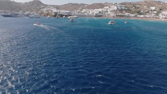 米科诺斯岛海岸线的航拍视频，酒店和游艇停泊在米科诺斯岛海岸