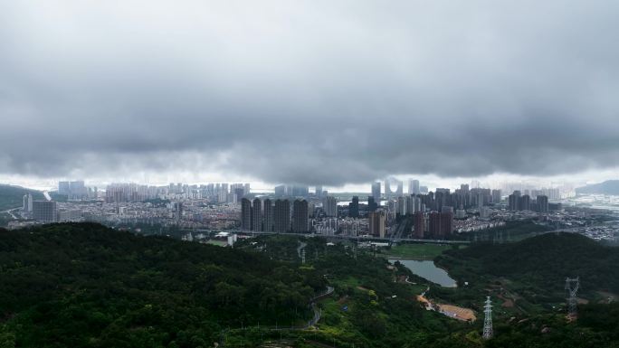 航拍暴风雨来临前的厦门海沧新城区