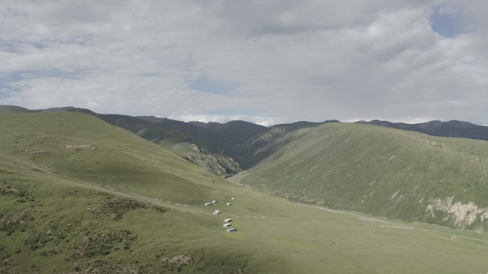 航拍风景西藏山草原辽阔自然房屋风光