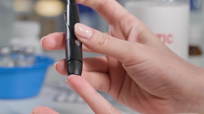 糖尿病，妇女用消菌剂治疗手指，并用血糖仪穿刺测量血糖水平，特写