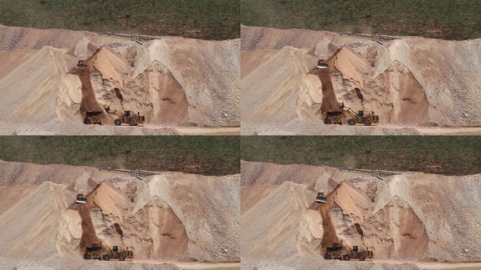 推土机、自卸卡车和前装载机在露天铜矿中移动山体。不错的山崩景观。