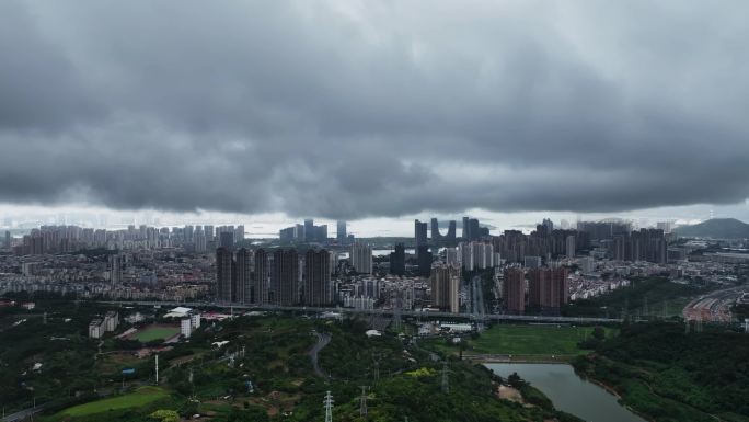 航拍暴风雨来临前的厦门海沧新城区