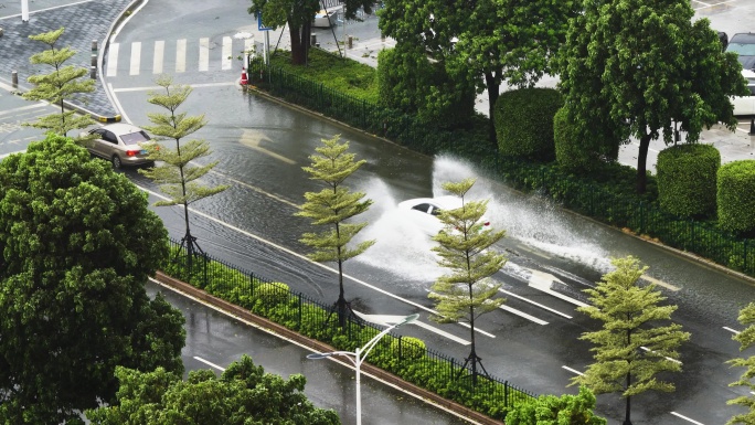 台风来临时的大街上骑车行驶