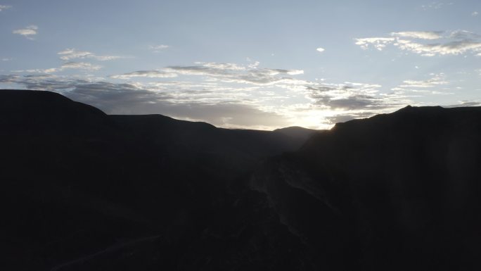 航拍风景西藏山川蜿蜒河流日出太阳风光自然