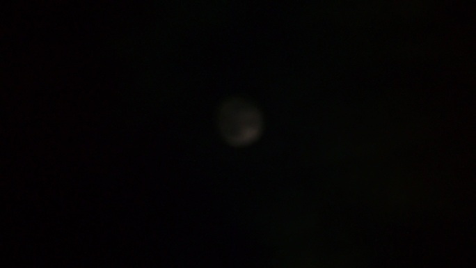 实拍4K 夜晚农历十五月亮升起月高云黑