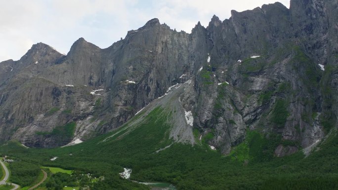 巨魔墙是欧洲最高的岩壁，位于风景秀丽的挪威Romsdal阿尔卑斯山。无人机。