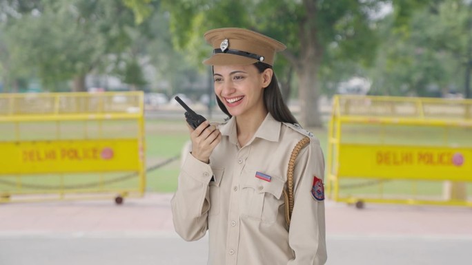 快乐的印度女警察在对讲机上说话