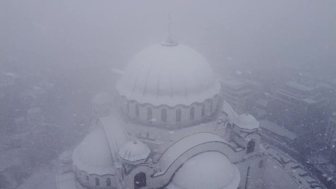 在冬季下雪的时候，塞尔维亚贝尔格莱德的东正教教堂圣萨瓦。