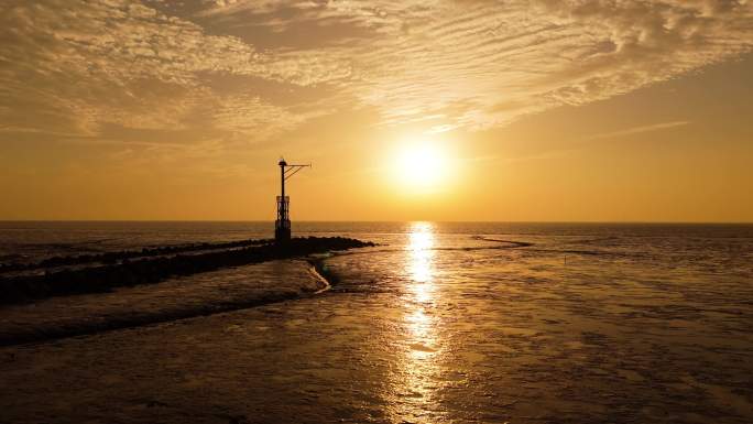 海边日出日落海盐日出灯塔